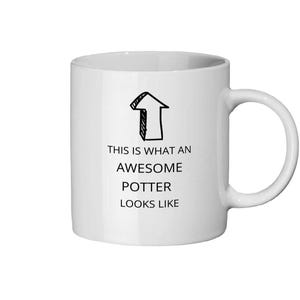 Peut inclure: Mug en céramique blanche avec une flèche noire et le texte "THIS IS WHAT AN AWESOME POTTER LOOKS LIKE". La tasse a une anse incurvée et est conçue pour les boissons chaudes.