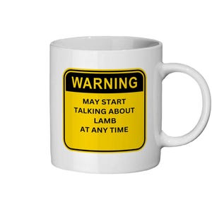 Pode incluir: Caneca de cerâmica branca com um rótulo de aviso preto e amarelo que diz "WARNING MAY START TALKING ABOUT LAMB AT ANY TIME". A caneca tem uma alça curva e é adequada para bebidas quentes ou frias.