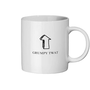 Puede incluir: Taza de cerámica blanca con un gráfico de flecha negra y el texto "GRUMPY TWAT". La taza tiene un asa curvada. Ideal para café o té. Un regalo humorístico.