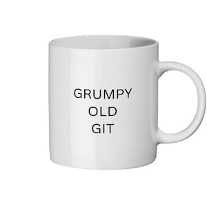 Può includere: Tazza in ceramica bianca con la scritta nera "GRUMPY OLD GIT". La tazza ha un manico e un design semplice, adatta per caffè o tè.
