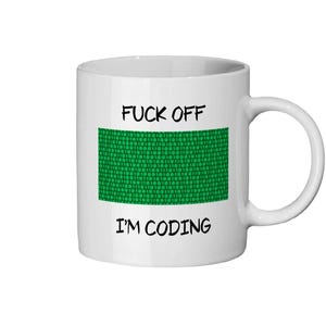 Puede incluir: Taza de cerámica blanca con el texto "FUCK OFF I'M CODING" en negro. La taza presenta un rectángulo verde lleno de código binario. La taza tiene un asa curvada.