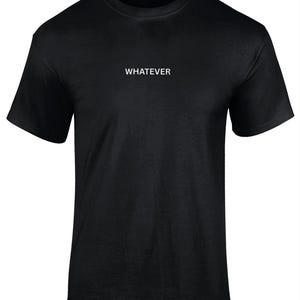 Op de afbeelding: Zwart T-shirt met het woord "WHATEVER" in het wit op de borst gedrukt. Het shirt heeft korte mouwen en een ronde hals. De stof lijkt een zachte katoenmix te zijn.
