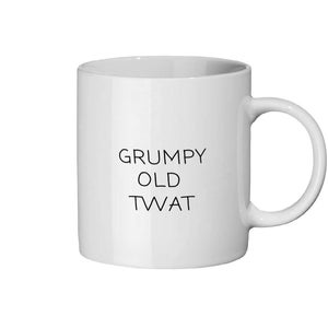 Könnte beinhalten: Weißer Keramikbecher mit gebogenem Henkel. Der Becher trägt den schwarzen Text "GRUMPY OLD TWAT" mittig auf der Vorderseite. Der Becher ist für Heißgetränke konzipiert.