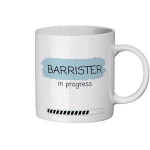 Könnte beinhalten: Weiße Keramiktasse mit Henkel. Die Tasse trägt die Worte "BARRISTER" in dunkelblauen Buchstaben über einem hellblauen Pinselstrich, darunter "in progress". Am unteren Rand befindet sich eine Fortschrittsanzeige.