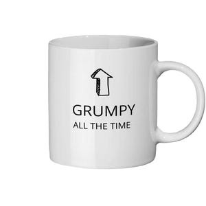 Puede incluir: Taza de cerámica blanca con un gráfico de flecha negra y la frase "GRUMPY ALL THE TIME". La taza tiene un asa redondeada y una forma cilíndrica. El diseño es simple y audaz.
