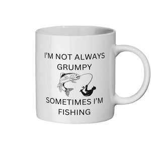 Könnte beinhalten: Weiße Keramiktasse mit einer schwarzen Grafik eines Fisches und eines Anglers. Der Text auf der Tasse lautet: "I'M NOT ALWAYS GRUMPY SOMETIMES I'M FISHING."