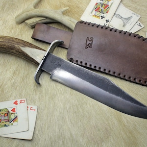 Cuchillo Bowie Gaucho – Estilo Fronterizo – Hombre de Montaña – Rústico Western – Acero al Carbono Forjado a Mano – Mango de Asta – Funda de Cuero