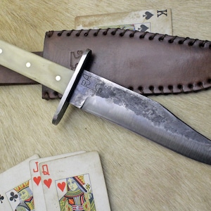Cuchillo Bowie Gaucho – Estilo Fronterizo – Hombre de Montaña – Estilo Rústico Western – Acero al Carbono Forjado a Mano – Mango de Hueso – Funda de Cuero