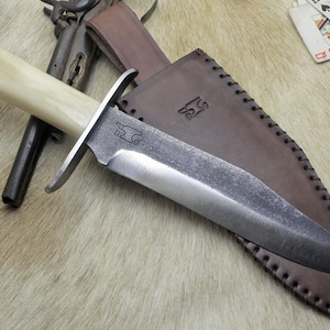 Cuchillo Bowie Gaucho – Estilo Fronterizo – Hombre de Montaña – Estilo Rústico Western – Acero al Carbono Forjado a Mano – Mango de Hueso – Funda de Cuero