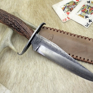 Cuchillo Bowie Gaucho – Estilo Fronterizo – Hombre de Montaña – Rústico Western – Acero al Carbono Forjado a Mano – Mango de Asta – Funda de Cuero