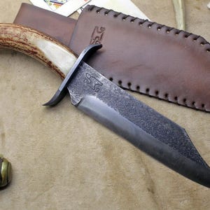 Cuchillo Bowie Gaucho – Estilo Fronterizo – Hombre de Montaña – Rústico Western – Acero al Carbono Forjado a Mano – Mango de Asta – Funda de Cuero