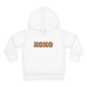 Pode incluir: Moletom branco com capuz com o texto "XOXO" em uma fonte marrom texturizada. O moletom tem mangas compridas e um capuz. O design é centralizado na frente da peça.