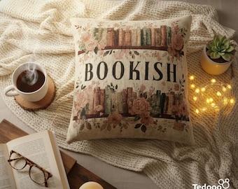 Cojín tejido con motivos literarios / Estantería vintage con decoración floral y literaria