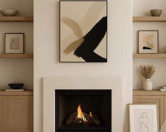 Può includere: Interno con camino moderno e pittura astratta. Il dipinto con cornice nera presenta pennellate nere e beige. Il camino ha un focolare nero con fuoco. Sono visibili anche mensole e un tavolino rotondo.