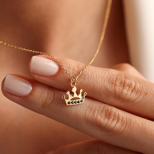 Zierliche 14K Gold Krönchen-Halskette: Minimalistischer Queen-Anhänger