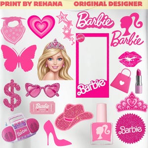 Puede incluir: Una colección de gráficos e ilustraciones rosas con temática Barbie. Incluye un retrato de Barbie, un sombrero de vaquero, un tacón alto, un radiocasete, un signo de dólar, gafas de sol en forma de corazón y un lápiz labial. La imagen también presenta el logotipo y el texto de Barbie.