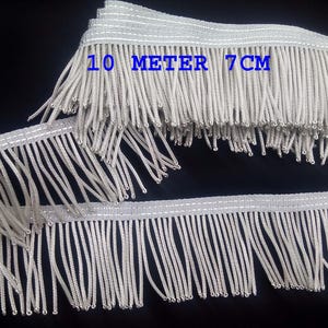 Op de afbeelding: Zilveren franjeband met een geweven bovenrand. De tekst "10 METER 7 CM" is in het blauw zichtbaar. De franje is ongeveer 7 cm breed en is geschikt voor diverse knutsel- en designprojecten.