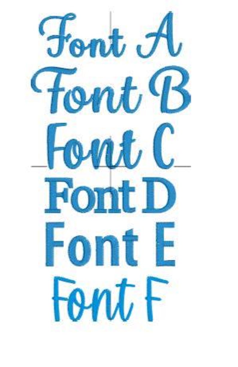 Pode incluir: Uma lista vertical de seis amostras de texto bordadas em azul rotuladas como Font A, Font B, Font C, Font D, Font E e Font F. Cada linha exibe um estilo de fonte diferente em fio azul brilhante, mostrando v&aacute;rias op&ccedil;&otilde;es de letras.