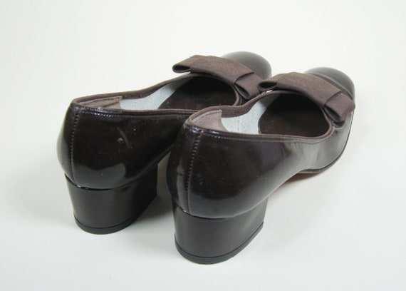 1960s Brown Patent Leather Pumps Bow Womens 6AA - image 3