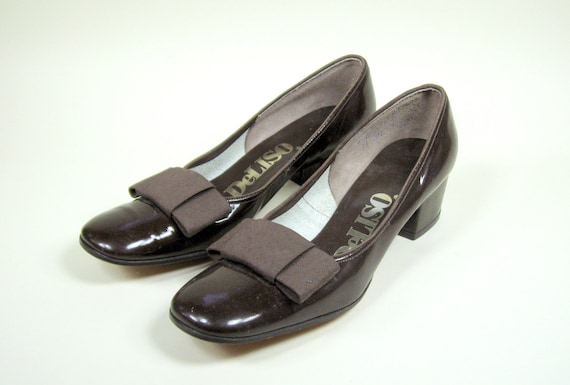 1960s Brown Patent Leather Pumps Bow Womens 6AA - image 1