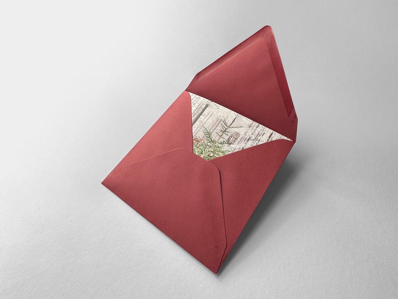 Op de afbeelding: Een rode envelop met een gedeeltelijk zichtbare kaart erin. De kaart heeft een botanisch ontwerp met groene en bruine elementen. De envelop is open en toont het ontwerp van de kaart.