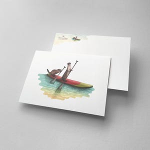 Roligt djurvykort, utter och bäver som står upp för paddling | Sött konstkort, illustration, färgglatt födelsedagskort för djurälskare