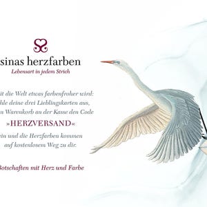 Op de afbeelding: Een illustratie met een witte vogel in vlucht, die een envelop draagt. De afbeelding bevat Duitse tekst, met de merknaam "sinas herzfarben" en de slogan "Lebensart in jedem Strich". De vogel staat tegen een zachte, aquarelachtige achtergrond.