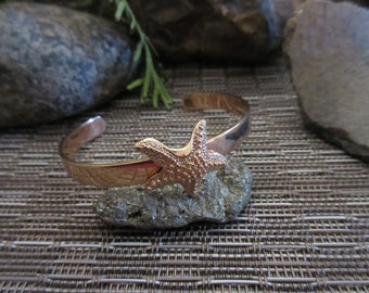 Lilly Pulitzer Gold Bracelet with Starfish Design LILLY PULITZER ~ Gold Metallic ~ GWP / Gold Starfish Cuff | eBay main image 4
