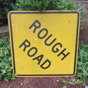 Letrero de metal vintage con texto "Rough Road" en amarillo para tráfico, recuerdo de transporte coleccionable, letrero de 30"