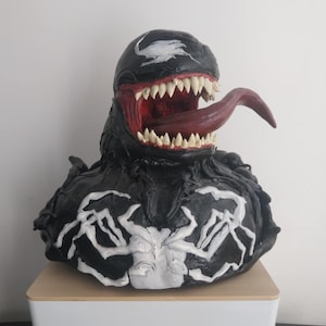 Busto de veneno hecho a mano en arcilla suave