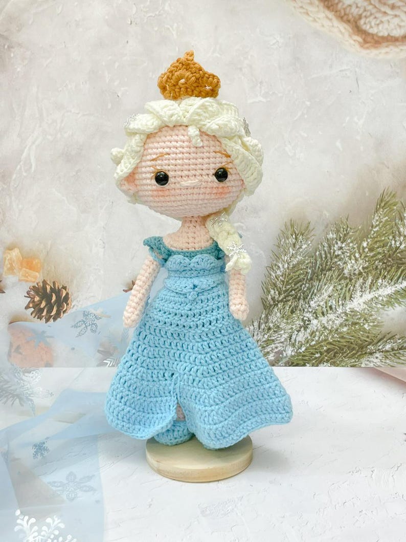 Virkad prinsess Elsa docka: Handgjord Amigurumi Frost Queen bild 1