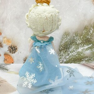 Virkad prinsess Elsa docka: Handgjord Amigurumi Frost Queen bild 10