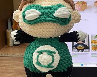 Linterna Verde de ganchillo hecha a mano: peluche amigurumi, un adorable personaje de cómic.