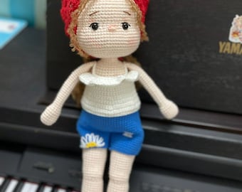 Handgjord virkad flickadocka, amigurumi-leksak med röd hatt, mjuk plyschbarnrumsdekoration