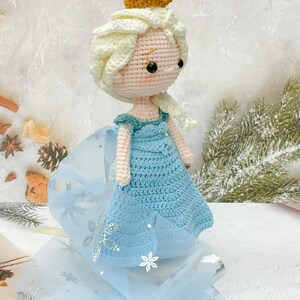 Virkad prinsess Elsa docka: Handgjord Amigurumi Frost Queen bild 11