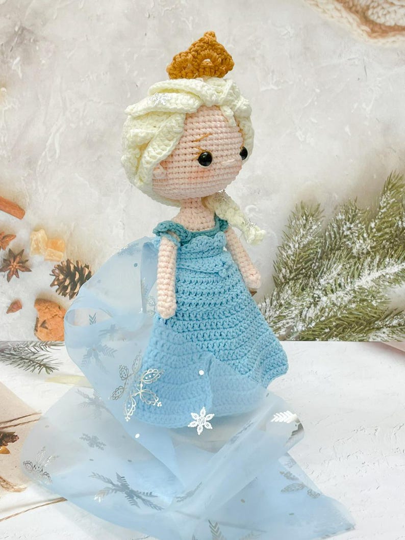 Virkad prinsess Elsa docka: Handgjord Amigurumi Frost Queen bild 11