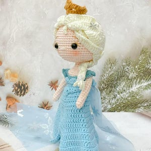 Virkad prinsess Elsa docka: Handgjord Amigurumi Frost Queen bild 14