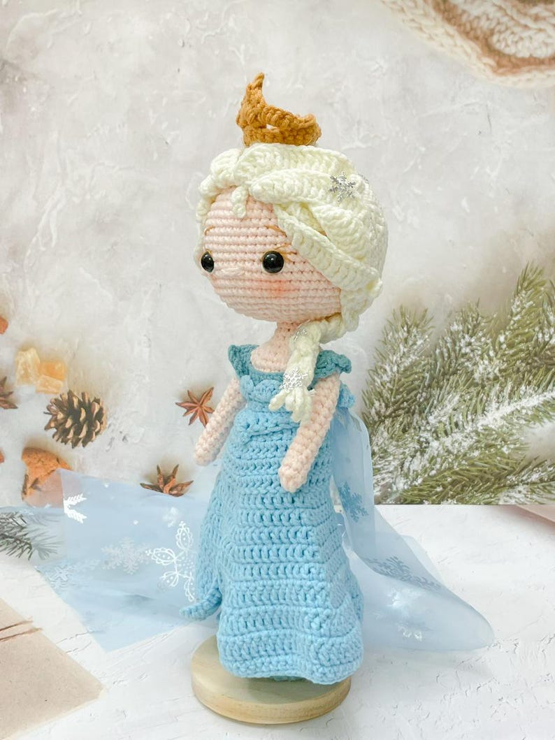 Virkad prinsess Elsa docka: Handgjord Amigurumi Frost Queen bild 14