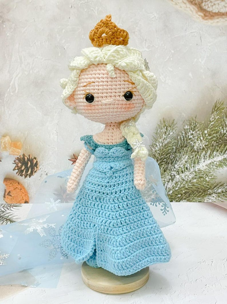 Virkad prinsess Elsa docka: Handgjord Amigurumi Frost Queen bild 9