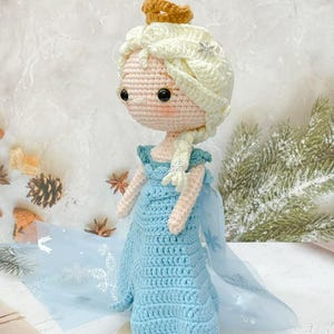 Virkad prinsess Elsa docka: Handgjord Amigurumi Frost Queen bild 15