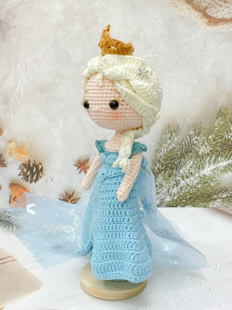 Virkad prinsess Elsa docka: Handgjord Amigurumi Frost Queen bild 15