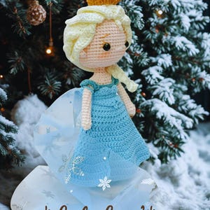 Virkad prinsess Elsa docka: Handgjord Amigurumi Frost Queen bild 4