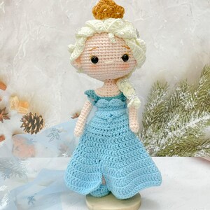 Virkad prinsess Elsa docka: Handgjord Amigurumi Frost Queen bild 7