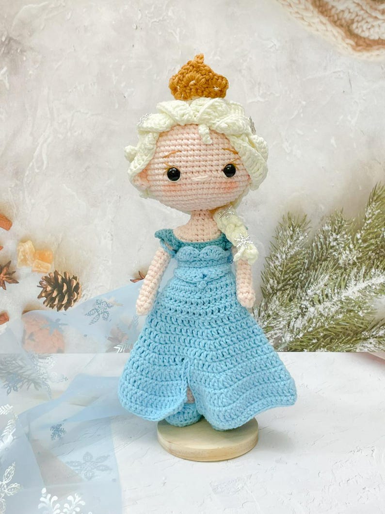 Virkad prinsess Elsa docka: Handgjord Amigurumi Frost Queen bild 7