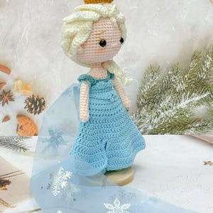 Virkad prinsess Elsa docka: Handgjord Amigurumi Frost Queen bild 12