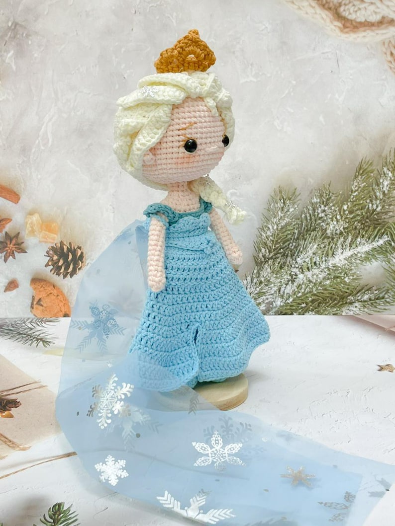 Virkad prinsess Elsa docka: Handgjord Amigurumi Frost Queen bild 12