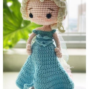Virkad prinsess Elsa docka: Handgjord Amigurumi Frost Queen bild 3