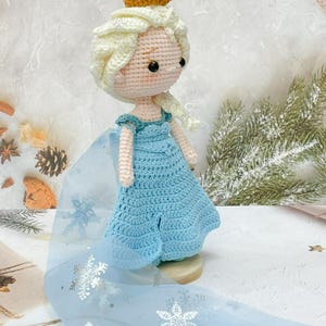 Virkad prinsess Elsa docka: Handgjord Amigurumi Frost Queen bild 8