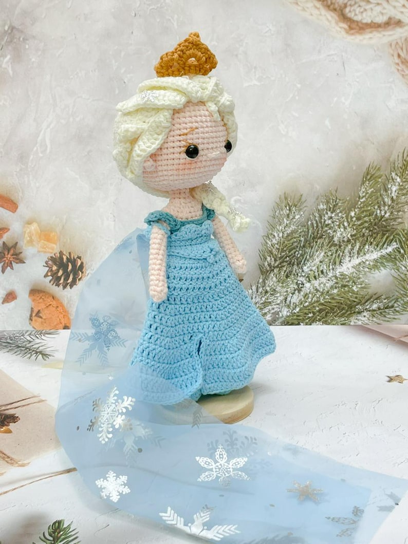 Virkad prinsess Elsa docka: Handgjord Amigurumi Frost Queen bild 8