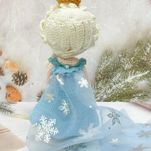 Virkad prinsess Elsa docka: Handgjord Amigurumi Frost Queen bild 13